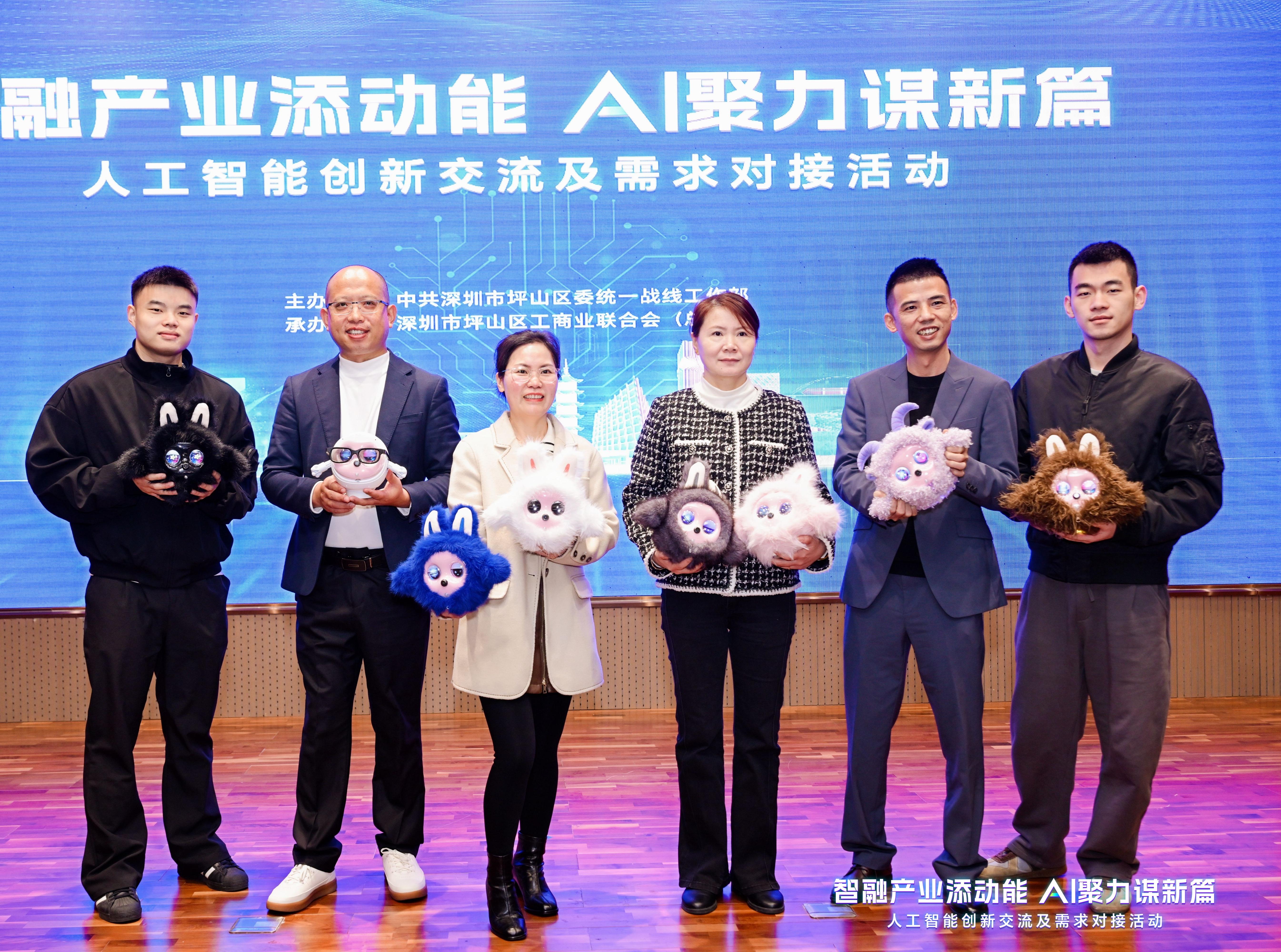 인텔리전스가 산업에 통합되어 추진력을 더하다 | CNK전자의 AI 반려로봇 K-Baby가 핑산혁신교류장에서 빛을 발하며 관객을 사로잡았습니다!